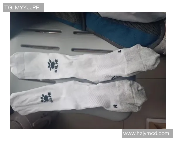 球星热爱必备装备 中筒足球袜的舒适与功能性解析